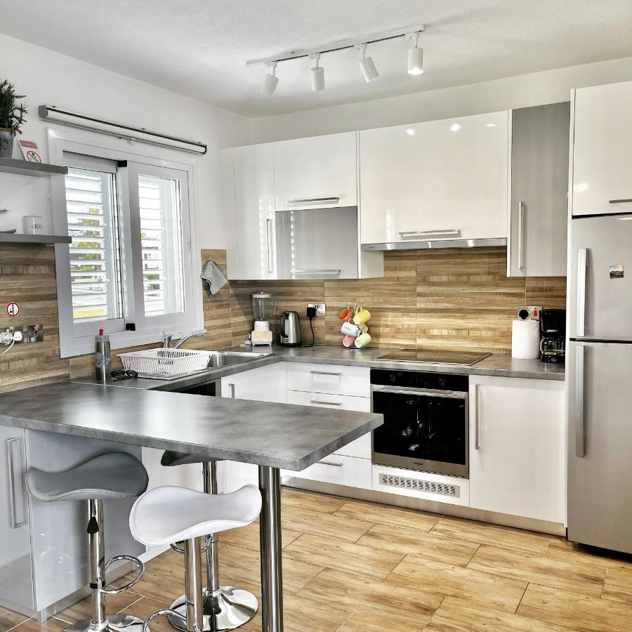 Coral Bay Modern Renovated Apartment By The Sea Paphos Kültér fotó